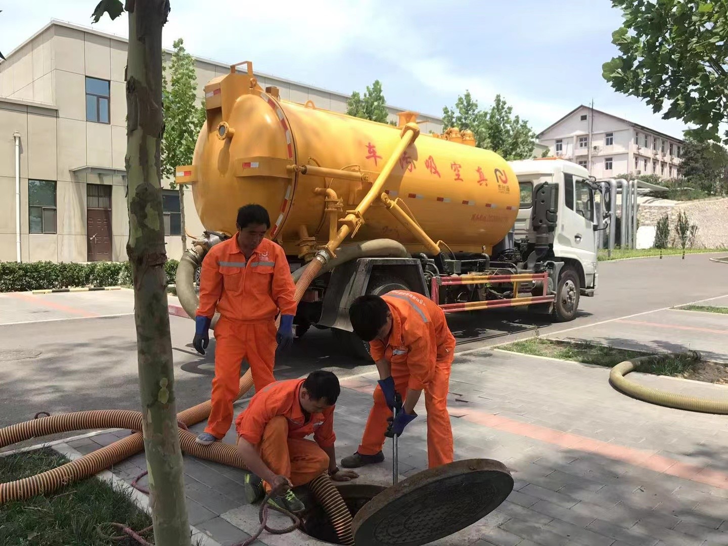 红塔化粪池清理与5-8吨吸粪车施工效率分析